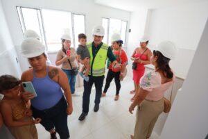 Imagem da notícia - Famílias beneficiárias do Prosamin+ fazem visita guiada nos apartamentos do Residencial Maués