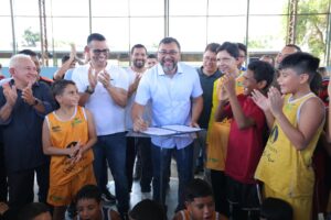 Imagem da notícia - Em café em homenagem às mães, no bairro Compensa, governador Wilson Lima anuncia reforma de espaços de esporte e lazer