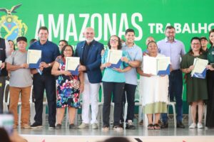 Imagem da notícia - Governador Wilson Lima entrega 600 títulos definitivos e programa já beneficia mais de 20,8 mil famílias com regularização fundiária