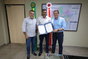 Imagem da notícia - Governador Wilson Lima assina ordem de serviço para obras de pavimentação em Barreirinha
