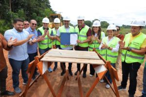 Imagem da notícia - Governador Wilson Lima assina ordens de serviço para recuperação da AM-254 e obras do sistema viário em Autazes