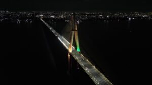 Imagem da notícia - Copa do Mundo: Ponte Rio Negro ganha iluminação verde e amarela durante jogos da Seleção Brasileira