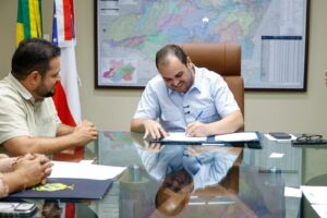 Imagem da notícia - Governador Roberto Cidade assina ordens de serviço para obras de pavimentação em Nova Olinda do Norte, Borba e Humaitá